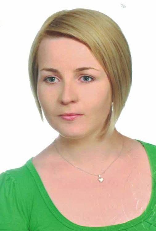 kobieta w zielonej bluzce